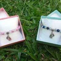 Pulseras con dijes de piecitos unidad image