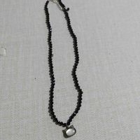 Collar de cuentas negras con dije image