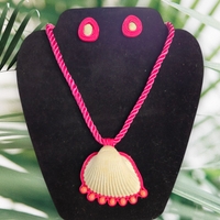 Collar con concha y aretes rosados image