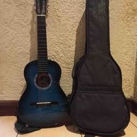 Guitarra acústica azul con funda para niño image