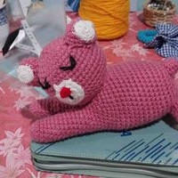 Muñeco de peluche tejido a mano image