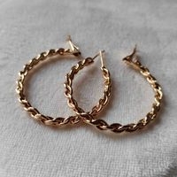 Aretes de aro trenzado dorado image