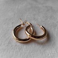 Aretes de aro dorados image