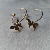 Aretes de mariposa dorados image