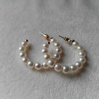Aretes de perlas clásicas image