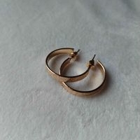 Aretes de aro dorados image