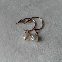 Aretes de aro con perlas image