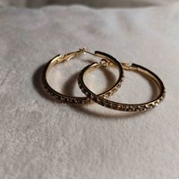 Aretes de aro dorados con incrustaciones image