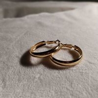 Aretes de aro dorados image