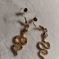 Aretes colgantes de serpiente dorados image