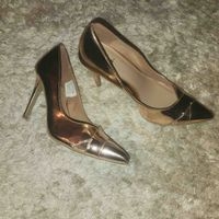 Zapatos de tacón dorados image