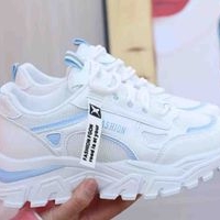 Tenis deportivos blancos image