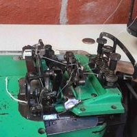 Maquina de coser overlock industrial image