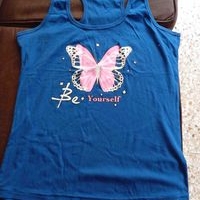 Camiseta sin mangas azul con mariposa, camiseta tirantes Mickey, camiseta blanca, marca TUENTI. Licra larga, color rosado, marca talla L. image