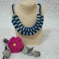 Collar de tela trenzada image