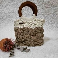 Bolso tejido con asas de madera image