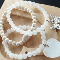 Pulseras de cuentas con dijes image