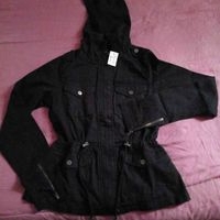 Chaqueta con capucha negra image