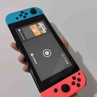 Vendo Nintendo Switch con todos sus accesorios, estuche protector y caja original. image