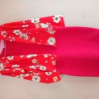 Vestido rojo con estampado floral image