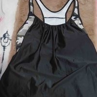 Blusa deportiva negra con estampado camuflaje, también se puede usar como blusa de baño talla 2xl image