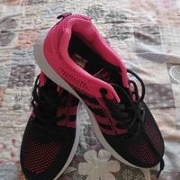 Tenis deportivos negros y rosados image