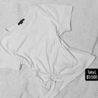 Blusa blanca con detalle de nudo image