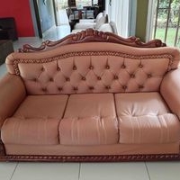 Sofá de cuero con detalles de madera image