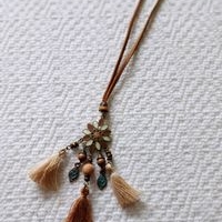 Collar bohemio con borlas image