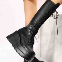 Botas negras altas con plataforma image