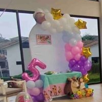Decoración de fiesta infantil con globos image