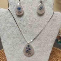 Conjunto de collar y aretes con flores azules image