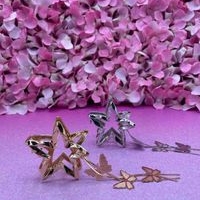 Prensita de estrella con colgante de mariposa, disponible en tono dorado ✨ image