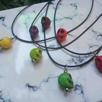 Collares con dijes de calaveritas image