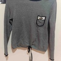 Blusa gris negro, rayada image