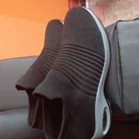 Tenis negros sin cordones image