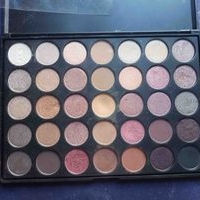 Paleta de sombras de ojos se encuentran en Pérez Zeledón por licorera y autoservicio la margarina image