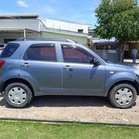 SUV compacto gris azulado metálico image