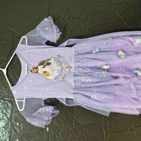 Vestido de niña con diseño de princesa. image