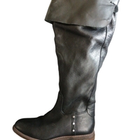 Bota alta de cuero negro image