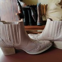 Botines de cuero con tacón image