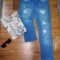 Jeans desgastados y blusa floral image