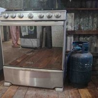 Cocina a gas Mabe con tanque de gas vacío. image