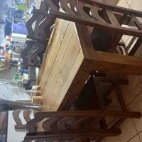 Mesa de comedor de madera image