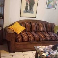 Sofá de madera con cojines rayados image