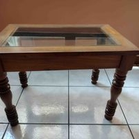 Mesa de centro de madera con vidrio image