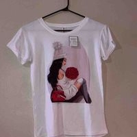 Camiseta blanca con diseño ilustrado image