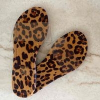 Sandalias con estampado de leopardo image