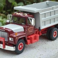 Mack R600 escala 1/64 marca First Gear image