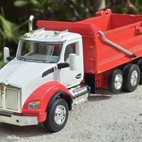 Kenworth T880 escala 1/64 marca First Gear. image